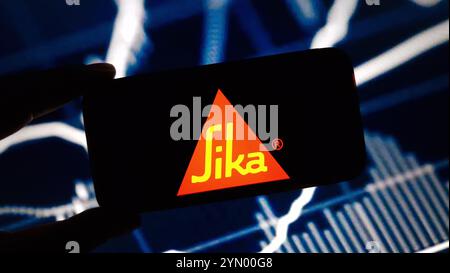 Konskie, Pologne - 23 novembre 2024 : logo de la société Sika affiché sur le téléphone portable Banque D'Images