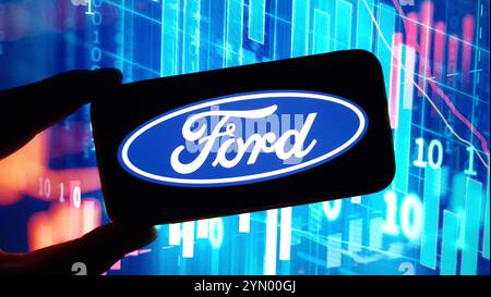 Konskie, Pologne - 23 novembre 2024 : logo Ford affiché sur le téléphone portable Banque D'Images