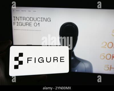 Stuttgart, Allemagne, 07-11-2024 : personne tenant un smartphone avec le logo de la société américaine de robotique d'intelligence artificielle figure ai Inc en face du site Web. Banque D'Images