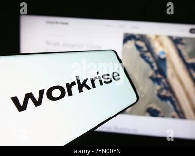 Stuttgart, Allemagne, 06-14-2024 : smartphone avec le logo de la société américaine de logiciels Workrise technologies Inc devant le site Web de l'entreprise. Concentrez-vous sur ce Banque D'Images