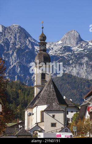 Église paroissiale de Sebastian en automne avec la rivière Ramsauer Ache, derrière les montagnes de la Reiteralpe, Ramsau, Berchtesgaden, Berchtesgadener Land Banque D'Images