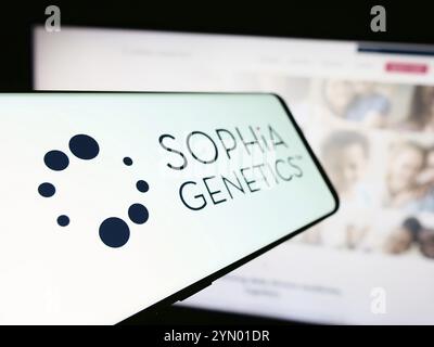 Stuttgart, Allemagne, 04-10-2024 : smartphone avec logo de la société suisse de logiciels de santé Sophia Genetics sa devant le site web de l'entreprise. Focus sur la gauche o Banque D'Images