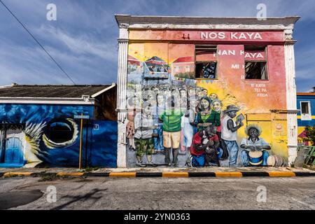 Murale de Melvin House en collaboration avec Jhomar Loaiza. La phrase signifie : nous pouvons le faire ou nous ne pouvons pas le faire. Le quartier Otrabanda de Willemstad est un site classé au patrimoine mondial de l'UNESCO et est connu pour sa vie culturelle animée et ses nombreuses peintures murales. . Curaçao est connue depuis longtemps pour ses façades de maisons colorées. De plus en plus, les peintures murales artistiques embellissent de nombreux murs et donnent aux quartiers individuels une identité individuelle. John F. Kennedy Boulevard, Willemstad, Kòrsou, Curaçao, Kòrsou, Curaçao Banque D'Images