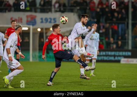 Sascha Mockenhaupt (SV Wehen Wiesbaden, 04) mit Dennis Waidner (SpVgg Unterhaching, 39), Ger, SpVgg Unterhaching v. SV Wehen Wiesbaden, Fussball, 3. Liga, 15 ans. Spieltag, saison 2024/2025, 23.11.2024, LES RÈGLEMENTS du LDF INTERDISENT TOUTE UTILISATION DE PHOTOGRAPHIES COMME SÉQUENCES D'IMAGES, Foto : Eibner-Pressefoto/Jenni Maul Banque D'Images