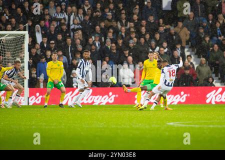 Birmingham, Angleterre - 23 novembre 2024 : Karlan Grant tire lors du match de championnat EFL entre West Bromwich Albion et Norwich City Banque D'Images