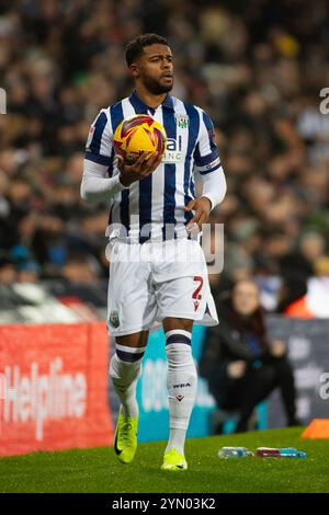 Birmingham, Angleterre - 23 novembre 2024 : Darnell Furlong tient le ballon lors du match de championnat EFL entre West Bromwich Albion et Norwich City. Banque D'Images