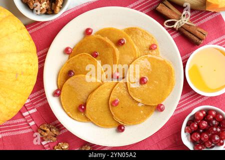 Savoureuses crêpes à la citrouille servies sur table, à plat Banque D'Images