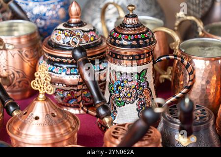 Service à café traditionnel en métal précieux avec motifs turcs orientaux ornés dans le bazar Banque D'Images