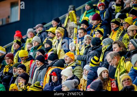 Skien, Norvège, 23 novembre 2024. Les supporters de Bodø Glimt dans le match Eliteserien entre ODD et Bodø/Glimt au Skagerak Arena. Crédit : Frode Arnesen/Alamy Live News Banque D'Images