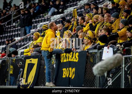 Skien, Norvège, 23 novembre 2024. Les supporters de Bodø Glimt dans le match Eliteserien entre ODD et Bodø/Glimt au Skagerak Arena. Crédit : Frode Arnesen/Alamy Live News Banque D'Images