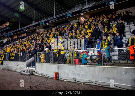 Skien, Norvège, 23 novembre 2024. Les supporters de Bodø Glimt dans le match Eliteserien entre ODD et Bodø/Glimt au Skagerak Arena. Crédit : Frode Arnesen/Alamy Live News Banque D'Images