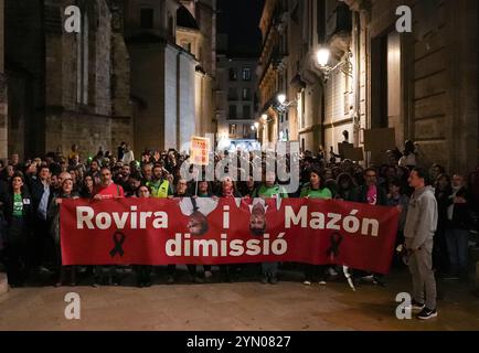 Valence, Espagne - 23 novembre 2024. Le secteur de l'éducation rassemble des milliers de personnes pour protester contre Carlos Mazón et José Antonio Rovira, conseiller en éducation de la Communauté valencienne et demander leur démission en raison de la mauvaise gestion de l'urgence. Les manifestants au cours de la marche demandent des solutions au problème des cours en classe pour les élèves à l'école dans les zones touchées, qui sont suspendus. Crédit : Roberto Arosio/Alamy Live News Banque D'Images