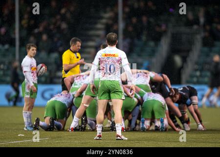 Londres, Royaume-Uni. 23 novembre 2024. L'équipe se bat lors du match de la Premiership Rugby Cup entre Saracens et Harlequins au StoneX Stadium, Londres, Angleterre, le 23 novembre 2024. Photo de Phil Hutchinson. Utilisation éditoriale uniquement, licence requise pour une utilisation commerciale. Aucune utilisation dans les Paris, les jeux ou les publications d'un club/ligue/joueur. Crédit : UK Sports pics Ltd/Alamy Live News Banque D'Images