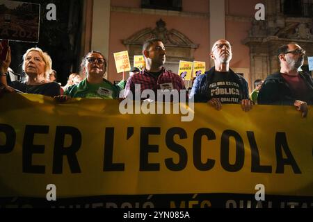 Valence, Espagne - 23 novembre 2024. Le secteur de l'éducation rassemble des milliers de personnes pour protester contre Carlos Mazón et José Antonio Rovira, conseiller en éducation de la Communauté valencienne et demander leur démission en raison de la mauvaise gestion de l'urgence. Les manifestants au cours de la marche demandent des solutions au problème des cours en classe pour les élèves à l'école dans les zones touchées, qui sont suspendus. Crédit : Roberto Arosio/Alamy Live News Banque D'Images