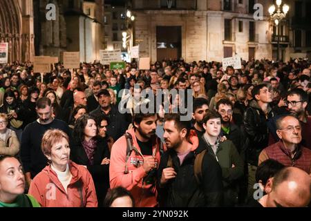 Valence, Espagne - 23 novembre 2024. Le secteur de l'éducation rassemble des milliers de personnes pour protester contre Carlos Mazón et José Antonio Rovira, conseiller en éducation de la Communauté valencienne et demander leur démission en raison de la mauvaise gestion de l'urgence. Les manifestants au cours de la marche demandent des solutions au problème des cours en classe pour les élèves à l'école dans les zones touchées, qui sont suspendus. Crédit : Roberto Arosio/Alamy Live News Banque D'Images