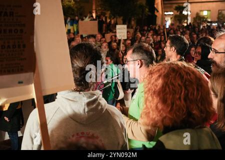 Valence, Espagne - 23 novembre 2024. Le secteur de l'éducation rassemble des milliers de personnes pour protester contre Carlos Mazón et José Antonio Rovira, conseiller en éducation de la Communauté valencienne et demander leur démission en raison de la mauvaise gestion de l'urgence. Les manifestants au cours de la marche demandent des solutions au problème des cours en classe pour les élèves à l'école dans les zones touchées, qui sont suspendus. Crédit : Roberto Arosio/Alamy Live News Banque D'Images