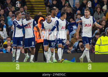 James Maddison #10 du Tottenham Hotspur FC célèbre son but lors du match de premier League entre Manchester City et Tottenham Hotspur au stade Etihad de Manchester le samedi 23 novembre 2024. (Photo : Mike Morese | mi News) crédit : MI News & Sport /Alamy Live News Banque D'Images