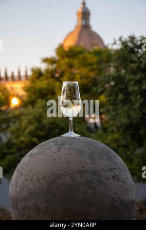 Verres à vin Sherry et vieux bogedas caves à vin jerez et église sur fond à Jerez de la Frontera, verres à vin servis en plein air, vue sur la ville, Andalu Banque D'Images