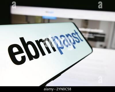 Stuttgart, Allemagne, 04-13-2024 : téléphone portable avec logo de la société allemande de moteurs électriques EBM-Papst Gruppe devant le site Web de l'entreprise. Focus sur la gauche o Banque D'Images