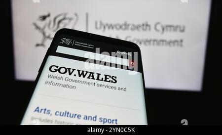 Stuttgart, Allemagne, 03-25-2024, téléphone portable avec le site Web du gouvernement gallois (Llywodraeth Cymru) devant le logo. Concentrez-vous sur le coin supérieur gauche de l'écran du téléphone Banque D'Images