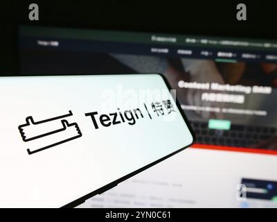 Stuttgart, Allemagne, 05-15-2024 : téléphone portable avec le logo de la société chinoise d'analyse de contenu Tezign devant le site Web de l'entreprise. Concentrez-vous sur le centre-gauche de Banque D'Images