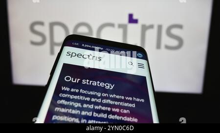 Stuttgart, Allemagne, 04-08-2024 : smartphone avec le site Web de la société britannique d'instrumentation de précision Spectris plc devant le logo de l'entreprise. Concentrez-vous sur Banque D'Images