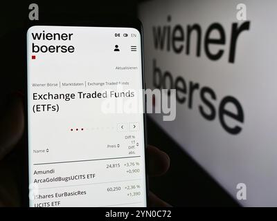 Stuttgart, Allemagne, 04-13-04 2024 : personne tenant un smartphone avec la page web de la société boursière autrichienne Wiener Boerse AG devant le logo. Concentrez-vous sur Banque D'Images