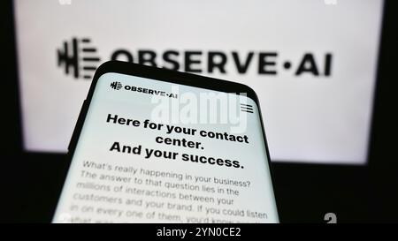 Stuttgart, Allemagne, 03-13-2024 : téléphone portable avec site Web de la société de centre de contact d'intelligence artificielle observer. AI devant le logo. Concentrez-vous sur les Banque D'Images