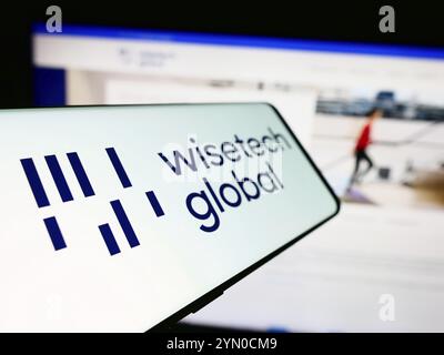 Stuttgart, Allemagne, 04-12-2013 2024 : smartphone avec le logo de la société australienne de logiciels WiseTech Global Limited devant le site Web de l'entreprise. Concentrez-vous sur LEF Banque D'Images