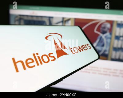 Stuttgart, Allemagne, 03-19-03 2024 : smartphone avec le logo de la tour de télécommunications britannique Helios Towers plc en face du site. Concentrez-vous sur cente Banque D'Images