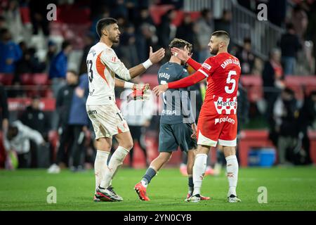 Gérone, Espagne. 23 novembre 2024. Le gardien Paulo Gazzaniga (Girona FC) et David Lopez (Girona FC) vus lors d’un match de la Liga EA Sports entre Girona FC et le RCD Espanyol à l’Estadi Municipal de Montilivi. Score final : Girona FC 4:1 RCD Espanyol crédit : SOPA images Limited/Alamy Live News Banque D'Images