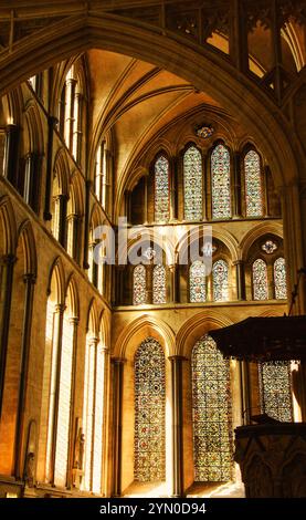 SALISBURY, Royaume-Uni - 25 AOÛT 2017 : intérieur de la cathédrale de Salisbury avec de belles arches et des vitraux. Un jeu d'ombre et de lumière. Banque D'Images