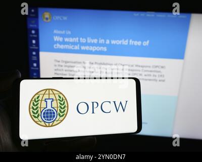 Stuttgart, Allemagne, 05-22-2024 : personne tenant un smartphone avec le logo de l'Organisation pour l'interdiction des armes chimiques (OIAC) devant le site web Banque D'Images