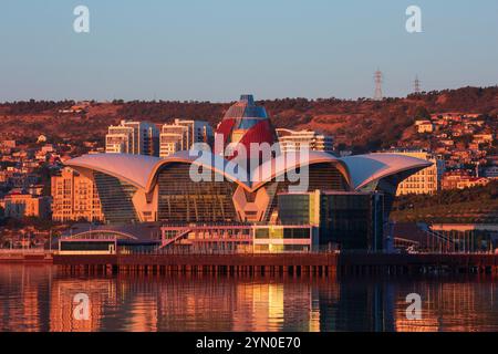 Le Deniz Mall (2020) conçu par Chapman Taylor sous la forme d'une fleur de lotus construite sur un terrain récupéré de la mer Caspienne à Bakou, Azerbaïdjan Banque D'Images