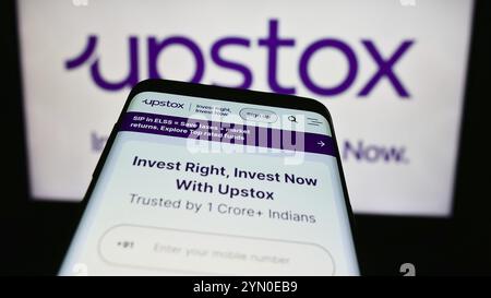 Stuttgart, Allemagne, 06-03-2024 : smartphone avec le site Web de la société de plate-forme de trading Upstox Securities Pvt. Ltd devant le logo de l'entreprise. Concentrez-vous sur Banque D'Images