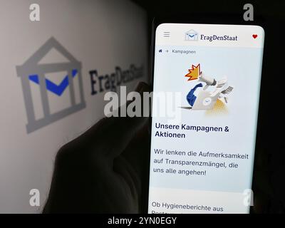 Stuttgart, Allemagne, 05-21-05 2024 : personne tenant un smartphone avec la page web de l'organisation non gouvernementale allemande FragDenStaat devant le logo. Concentrez-vous sur Banque D'Images