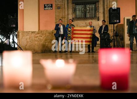 Valence, Espagne - 23 novembre 2024. Une foule de personnes ukrainiennes se rassemblent sur la place de la Vierge (Plaza de la Virgen) à Valence pour protester contre l'utilisation de la partie russe du missile hypersonique Oreshnik contre l'usine de fabrication de missiles de Yuzhmash, Dnipró, Ukraine. Le missile a été lancé depuis la base de Kedr à Astracán. Les manifestants se sont rassemblés devant Real Basílica de Nuestra Señora de los Desamparados pour écouter le discours de Mykhaylo Petrunyak, président de l’association Fédération des Ukrainiens vivant en Espagne. Crédit : Roberto Arosio/Alamy Live News Banque D'Images