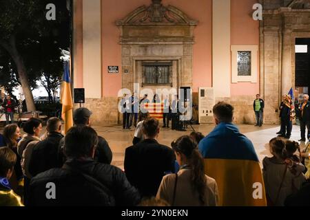 Valence, Espagne - 23 novembre 2024. Une foule de personnes ukrainiennes se rassemblent sur la place de la Vierge (Plaza de la Virgen) à Valence pour protester contre l'utilisation de la partie russe du missile hypersonique Oreshnik contre l'usine de fabrication de missiles de Yuzhmash, Dnipró, Ukraine. Le missile a été lancé depuis la base de Kedr à Astracán. Les manifestants se sont rassemblés devant Real Basílica de Nuestra Señora de los Desamparados pour écouter le discours de Mykhaylo Petrunyak, président de l’association Fédération des Ukrainiens vivant en Espagne. Crédit : Roberto Arosio/Alamy Live News Banque D'Images