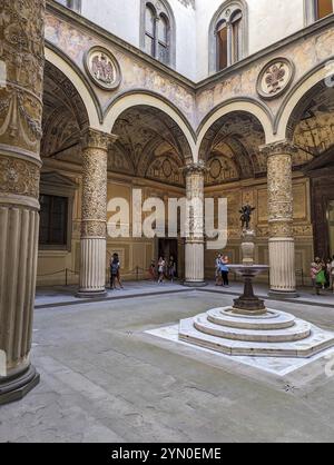 Emblématique riche cour décorée du Palazzo Vecchio à Florence, Italie, Europe Banque D'Images