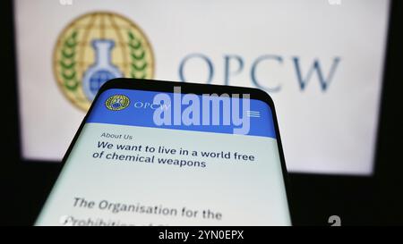 Stuttgart, Allemagne, 05-22-2024 : téléphone portable avec le site Web de l'Organisation pour l'interdiction des armes chimiques (OIAC) devant le logo. Concentrez-vous sur Banque D'Images