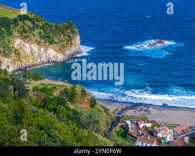 Vue aérienne du paysage de la côte des îles des Açores. Praia dos Moinhos sur l'île de Sao Miguel, Portugal. Rivage de l'océan Atlantique avec falaises Banque D'Images