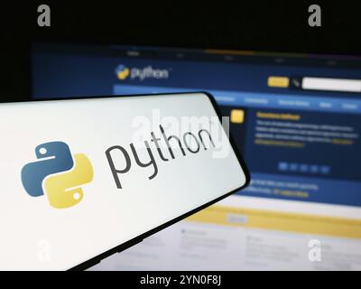 Stuttgart, Allemagne, 07-17-07 2024 : smartphone avec le logo de l'organisation Python Software Foundation (PSF) devant le site web. Concentrez-vous sur le centre-gauche de pho Banque D'Images