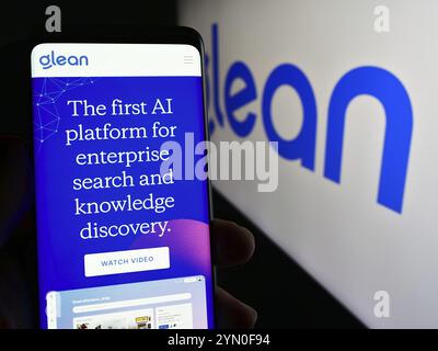 Stuttgart, Allemagne, 03-28-2024, personne tenant un smartphone avec la page web de la société adjointe US ai Glean technologies Inc devant le logo. Concentrez-vous sur Banque D'Images