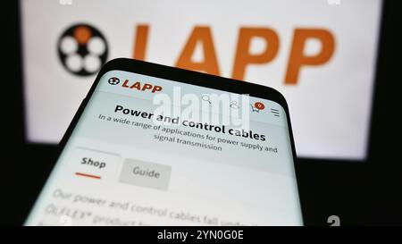 Stuttgart, Allemagne, 05-24-2024 : smartphone avec le site de la société de câblodistribution allemande Lapp Holding se devant le logo de l'entreprise. Concentrez-vous sur le coin supérieur gauche du téléphone Banque D'Images