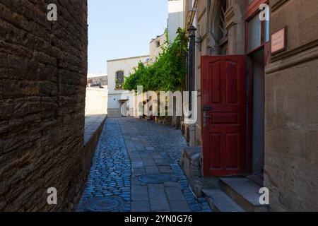 Une rue pavée étroite pittoresque dans la vieille ville (Icheri Sheher) à Bakou, Azerbaïdjan par un bel après-midi d'été Banque D'Images