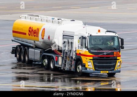 Volvo Fuel Truck Shell véhicule de ravitaillement en kérosine conduisant sur le tablier de l'aéroport d'Eindhoven. Pays-Bas - 10 septembre 2021 Banque D'Images