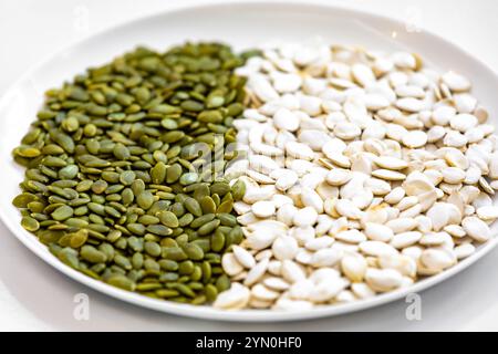 Graines de citrouille en différentes versions, huile de graines riche en nutriments pour le traitement de la prostate, la santé des hommes, le magnésium, cardiovasculaire. Banque D'Images