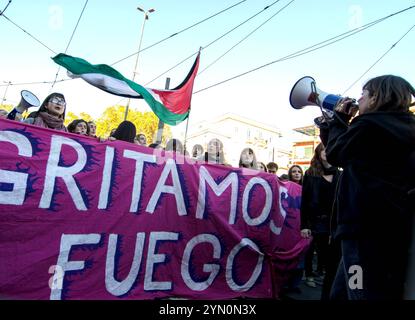 Rome, Italie, Italie. 23 novembre 2024. Manifestation organisée par le mouvement féministe et transféministe non una Di Meno, à l'occasion de la Journée internationale contre la violence à l'égard des femmes, célébrée le 25 novembre. "Désarmons le patriarcat" était écrit sur la bannière qui a ouvert la manifestation. (Crédit image : © Patrizia Cortellessa/Pacific Press via ZUMA Press Wire) USAGE ÉDITORIAL SEULEMENT! Non destiné à UN USAGE commercial ! Banque D'Images