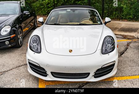 Chicago, Illinois - 29 septembre 2024 : porsche boxter s décapotable blanc. porsche boxter s blanc garé dans la rue. Banque D'Images