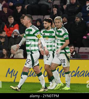 Tynecastle Park Edinburgh Écosse Royaume-Uni 23rd Nov 24 William Hill Premiership match Hearts vs Celtic. Trio celtique Capitaine Callum McGregor, buteur Nicolas Kuhn & Daizen Maeda après 3e but v Hearts Credit : eric mccowat/Alamy Live News Banque D'Images